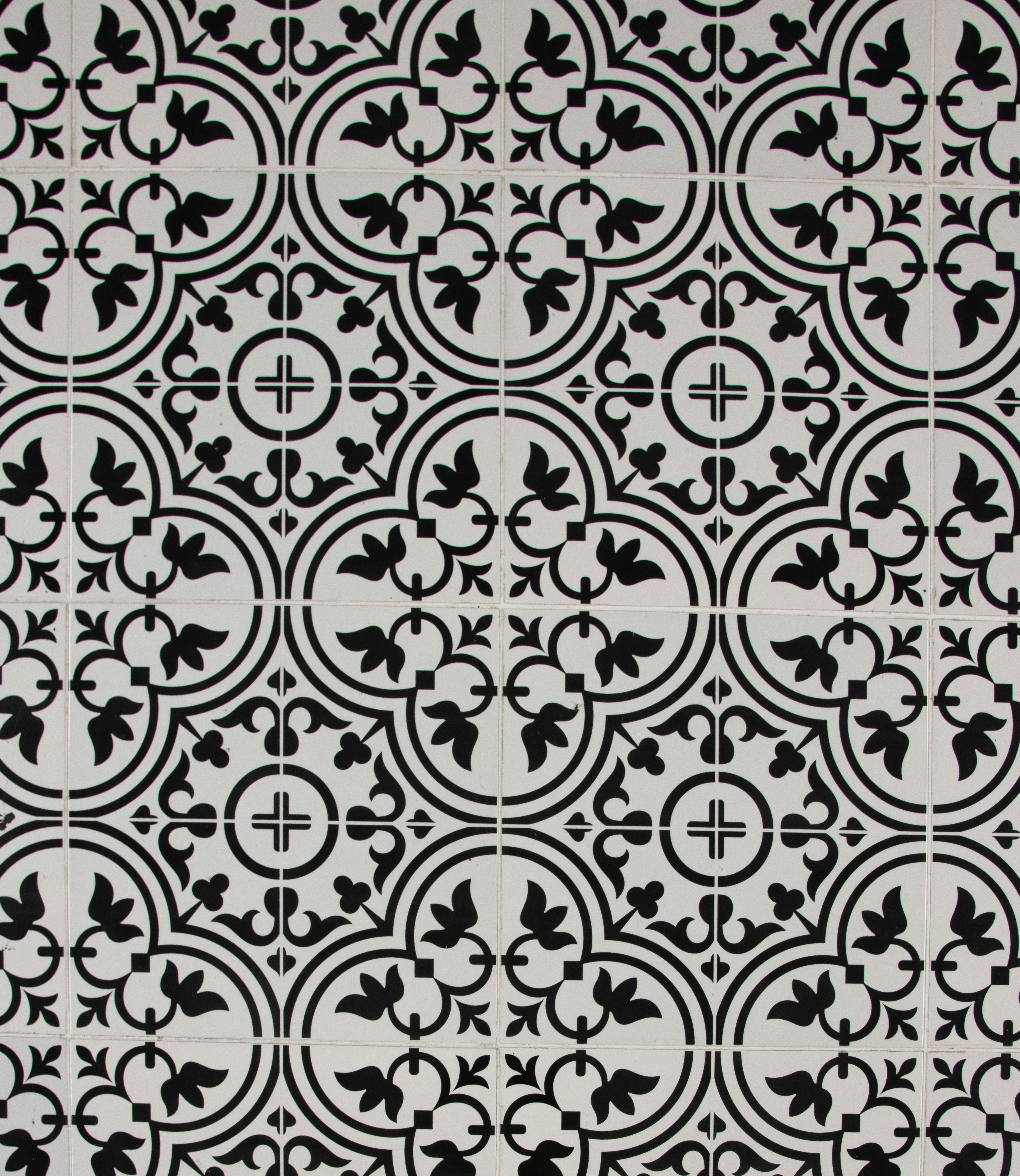 un motif de carreaux noirs et blancs avec une croix dessus