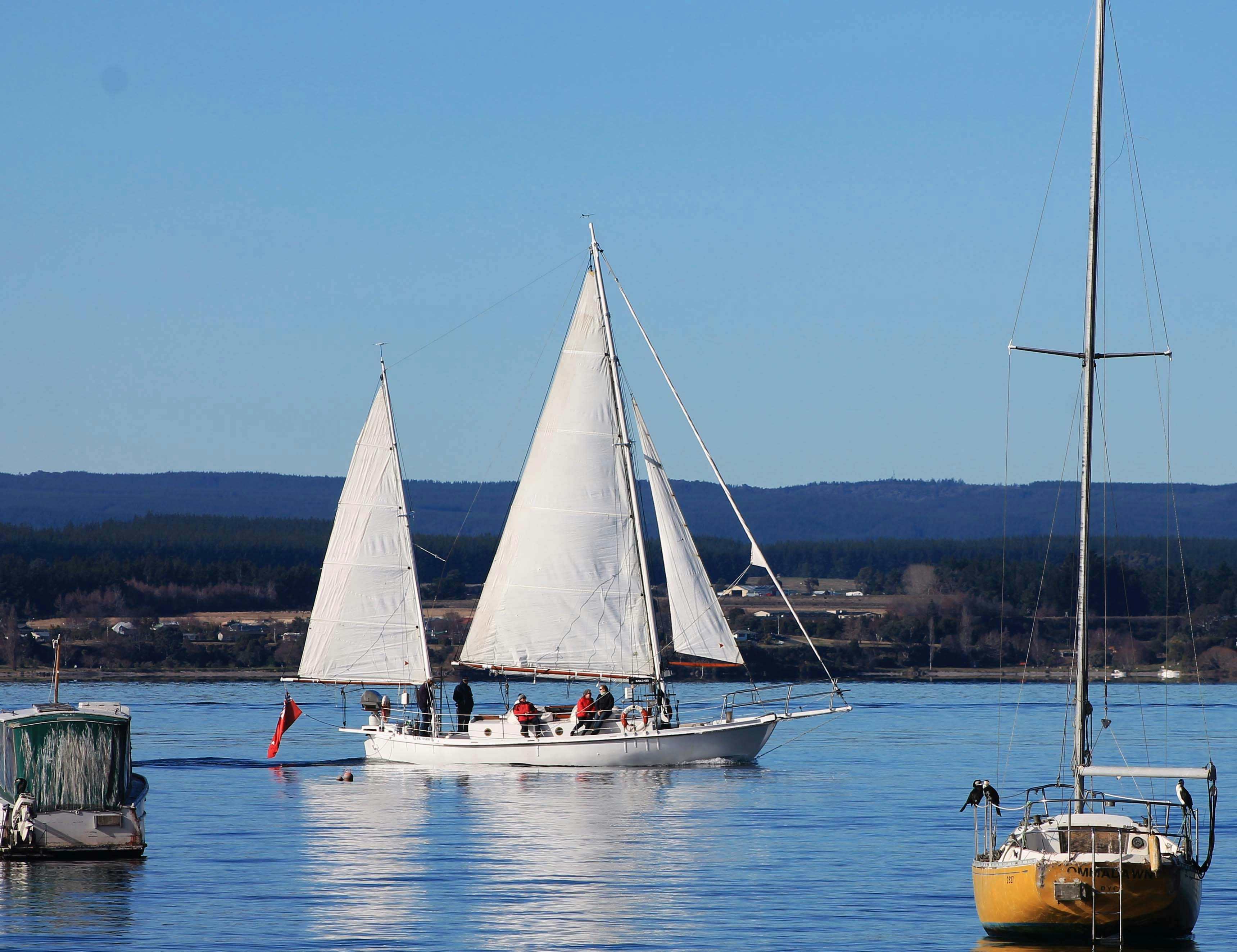 a couple of boats floating on top of a lake
