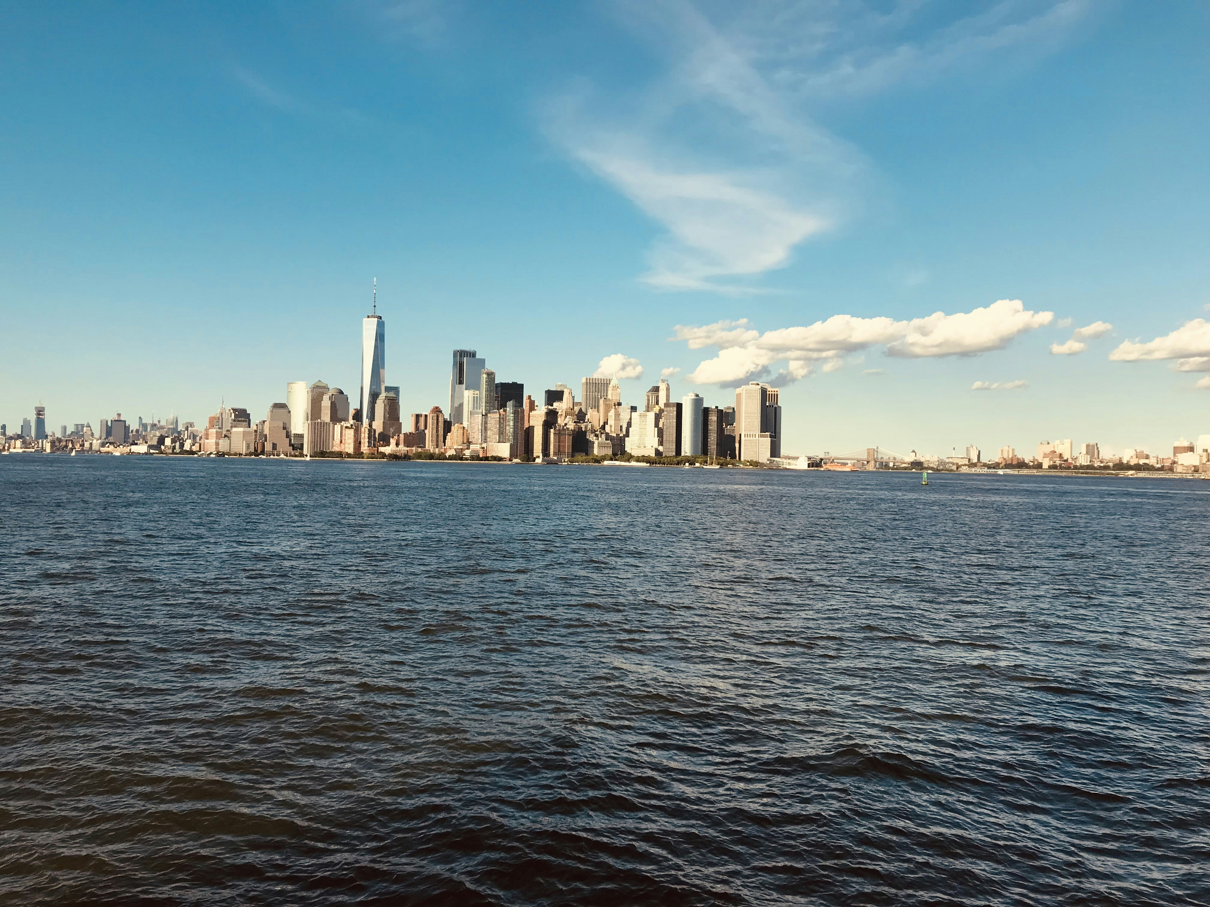 Un grand plan d’eau avec une ville en arrière-plan