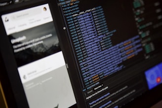 monitor con código y diseño web en pantalla
