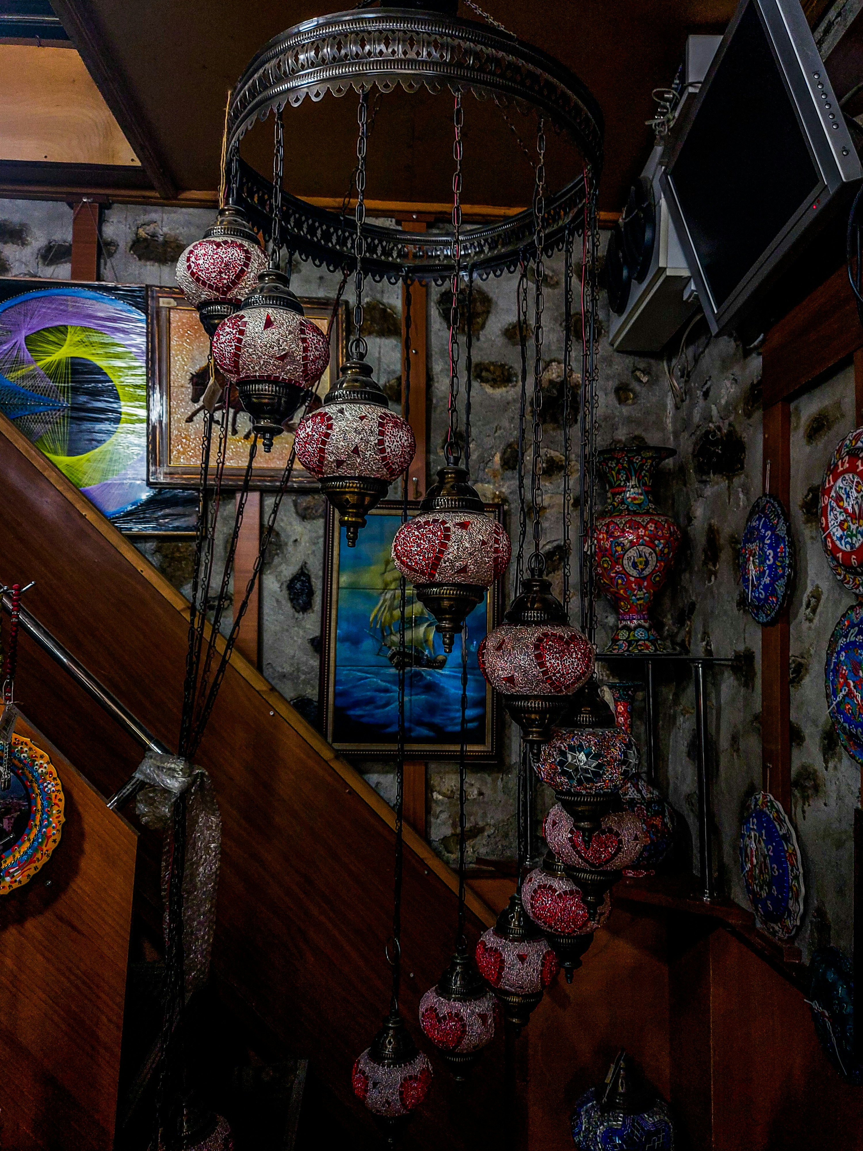 a bunch of lights hanging from a ceiling in a room
