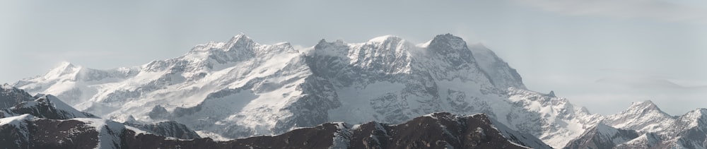 Una catena montuosa coperta di neve e nuvole