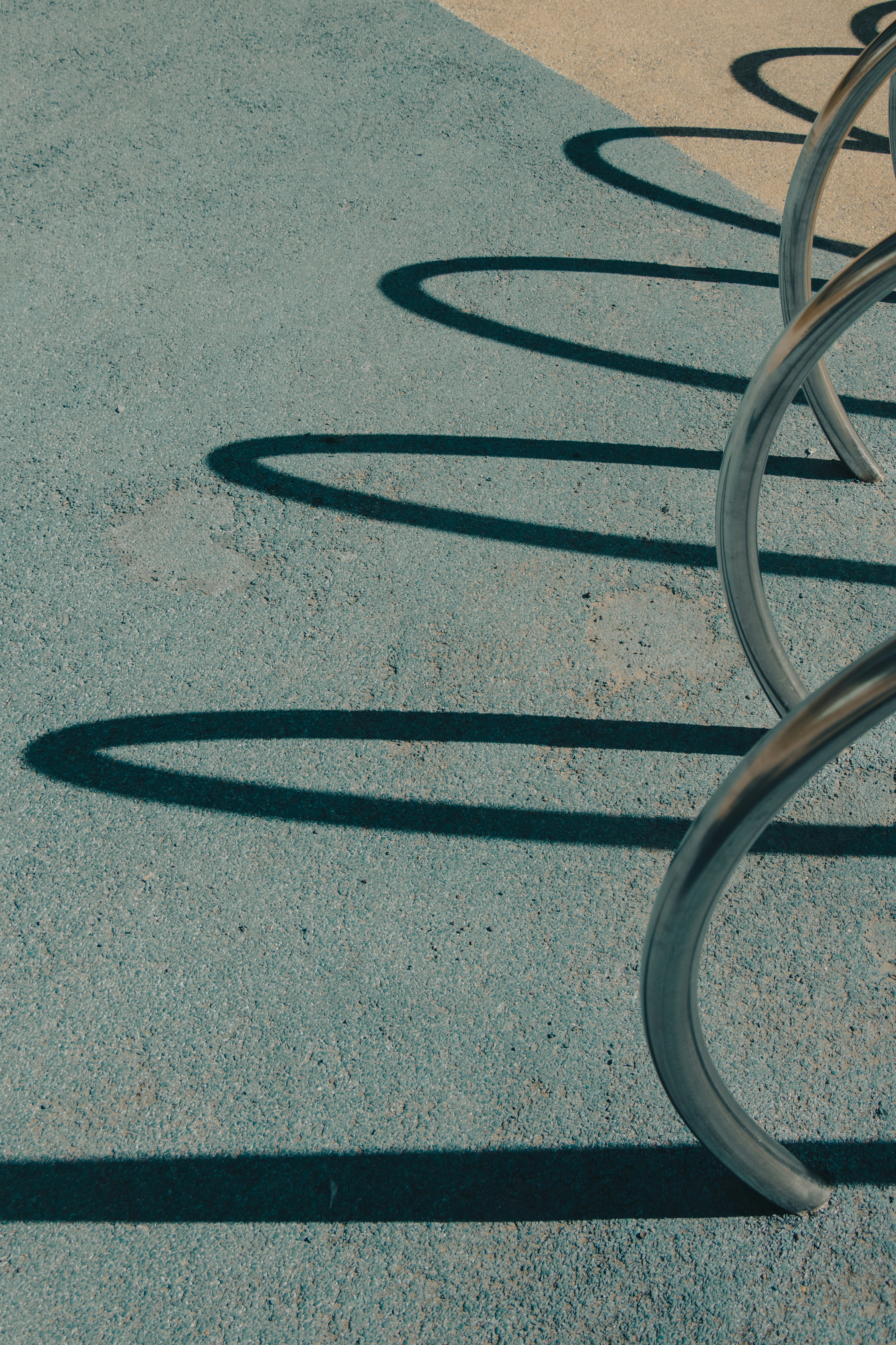 a row of metal benches sitting next to each other