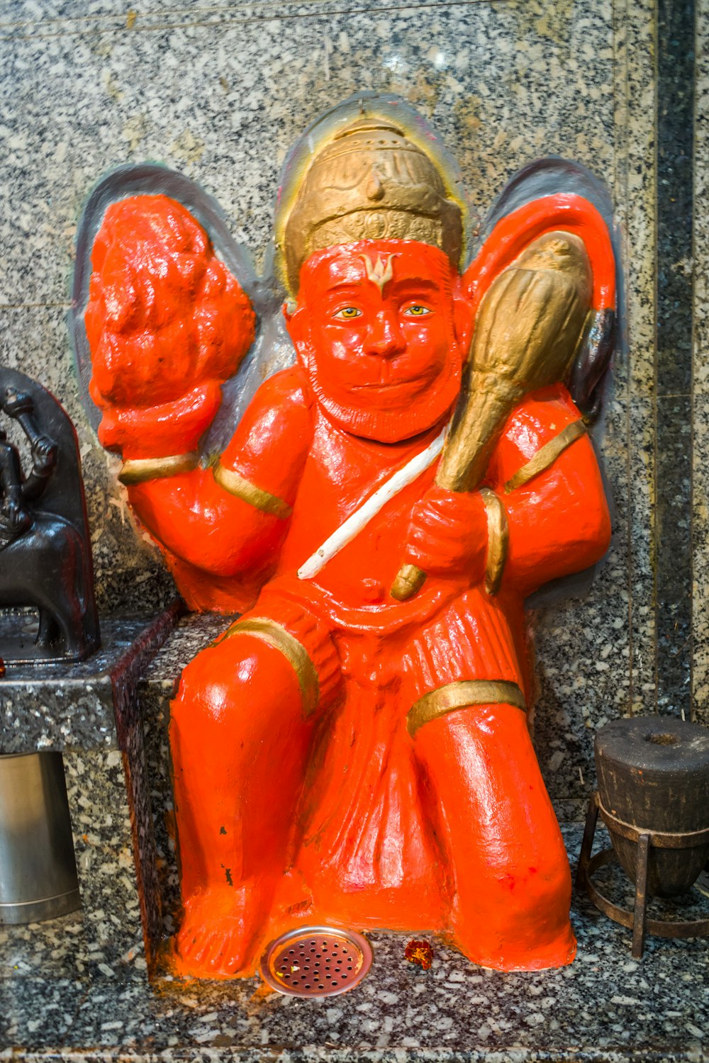 Una estatua de un hombre sosteniendo un cucharón