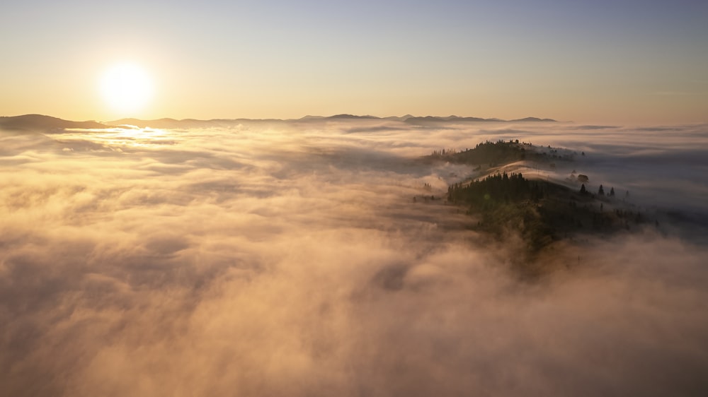 Die Sonne scheint über den Wolken am Himmel