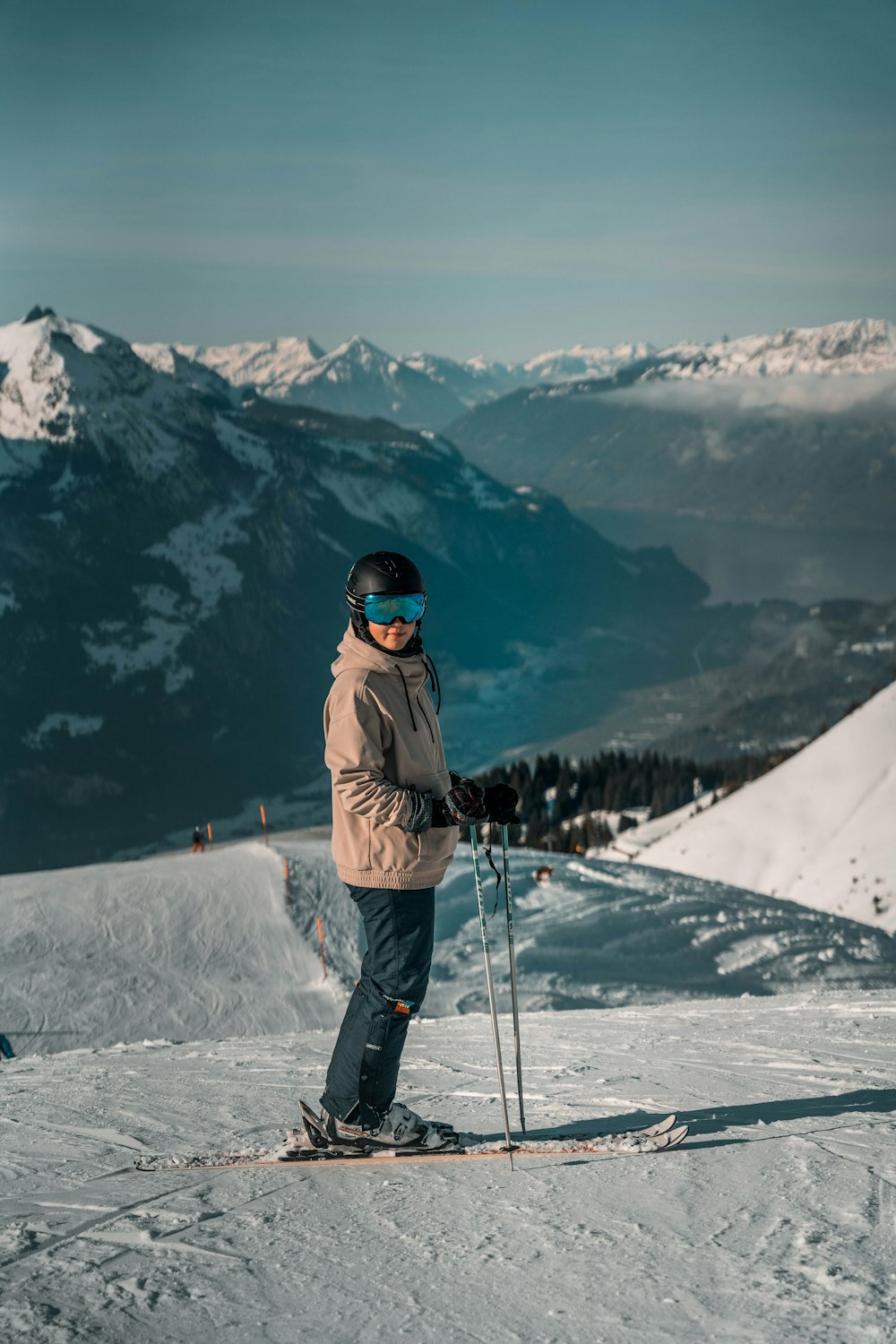 Eine Person, die auf Skiern auf einem verschneiten Hang steht