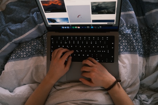Una persona en la cama estudiando un curso de formación