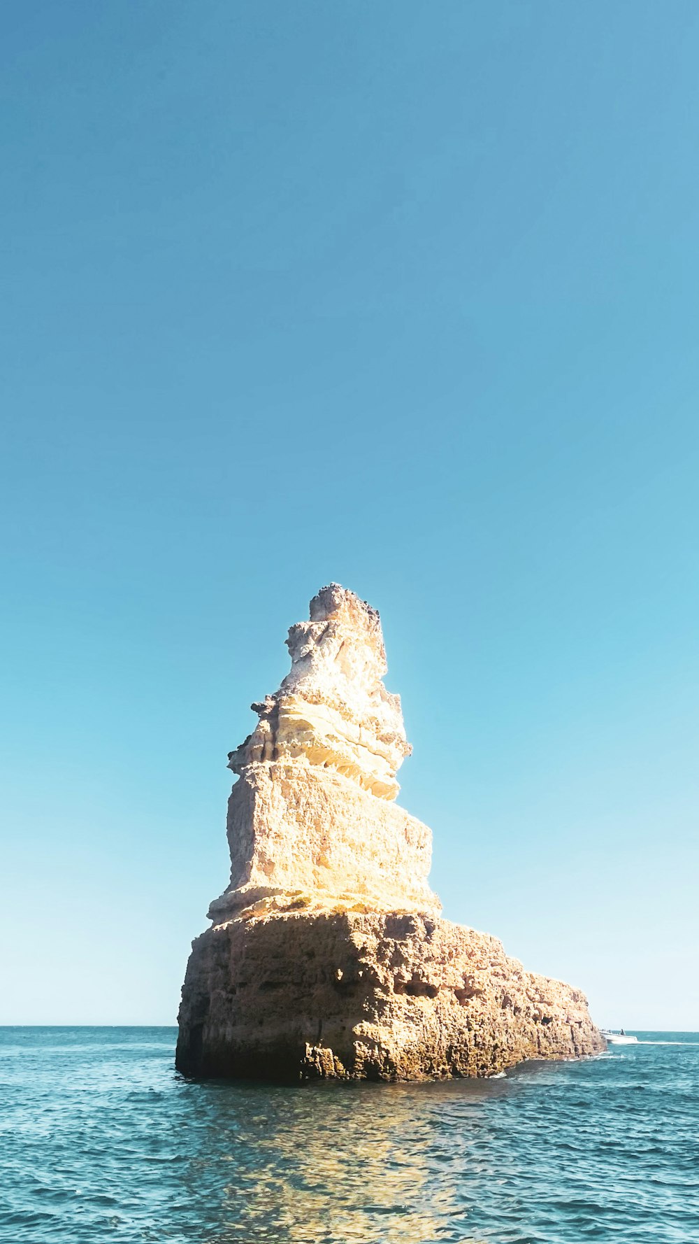 une formation rocheuse au milieu de l’océan