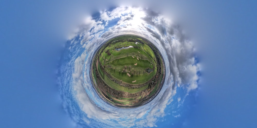 uma vista aérea de um campo de golfe no céu