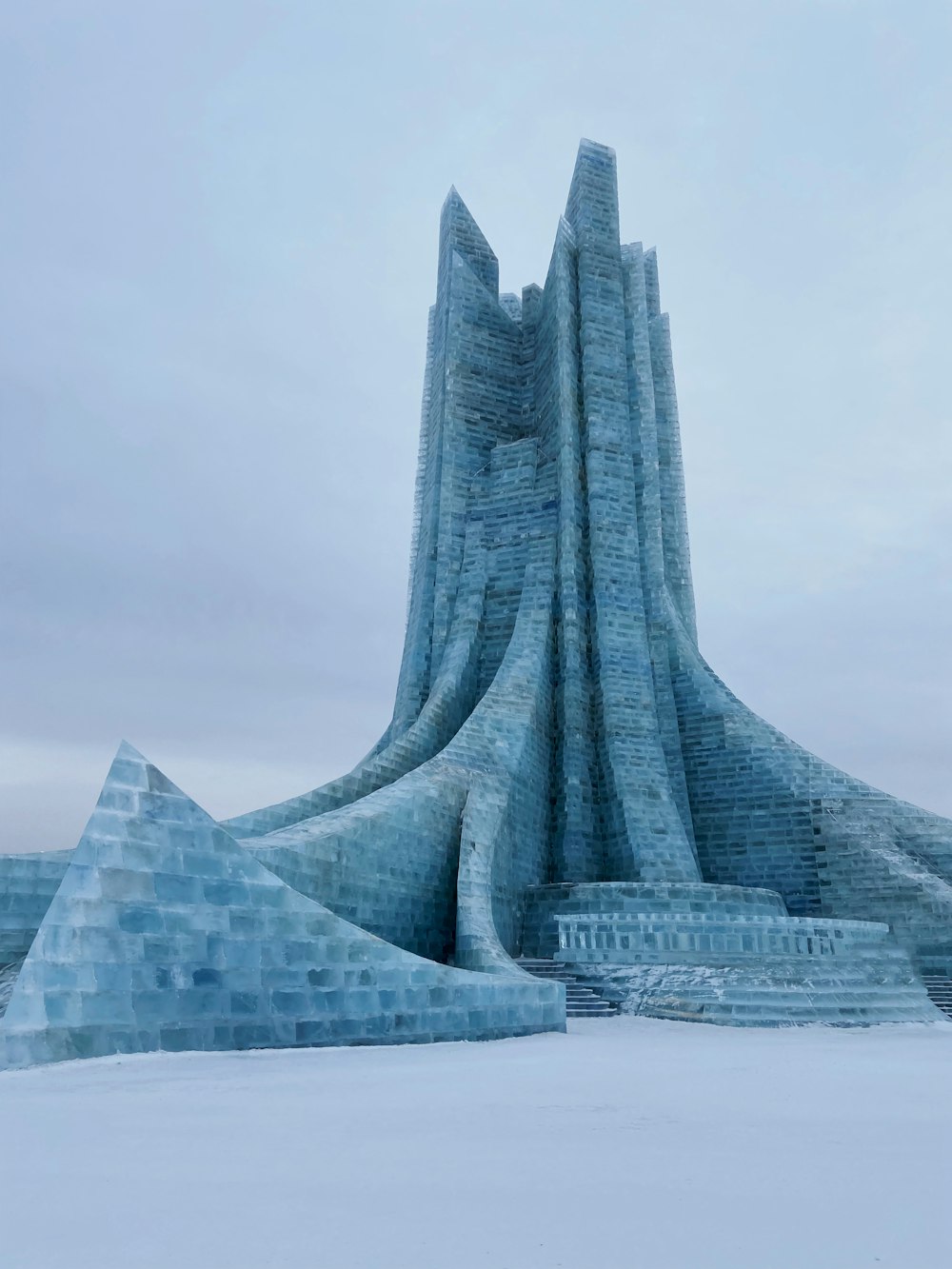 Una gran escultura de hielo de un edificio hecho de bloques de hielo