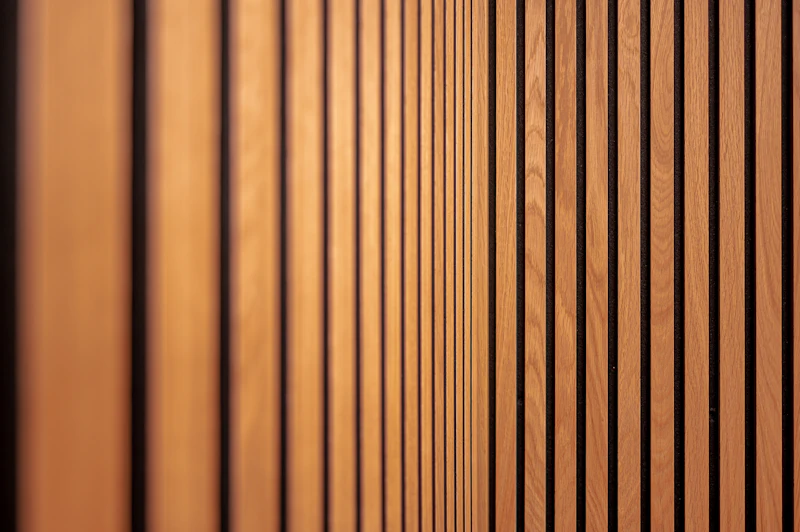 Pared revestida con listones de madera