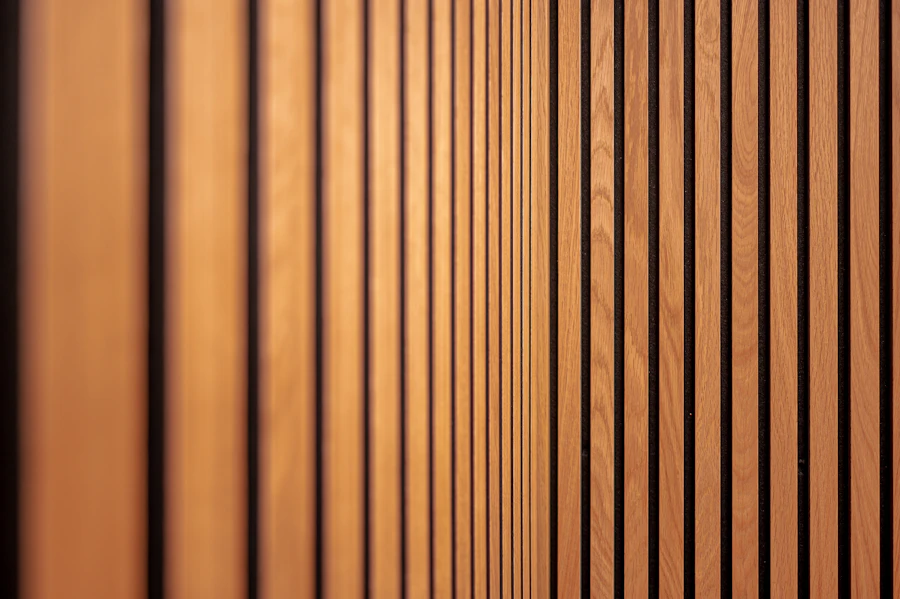 Parete rivestita in doghe di legno