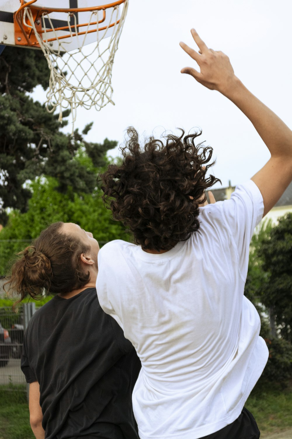 Un par de personas jugando un partido de baloncesto