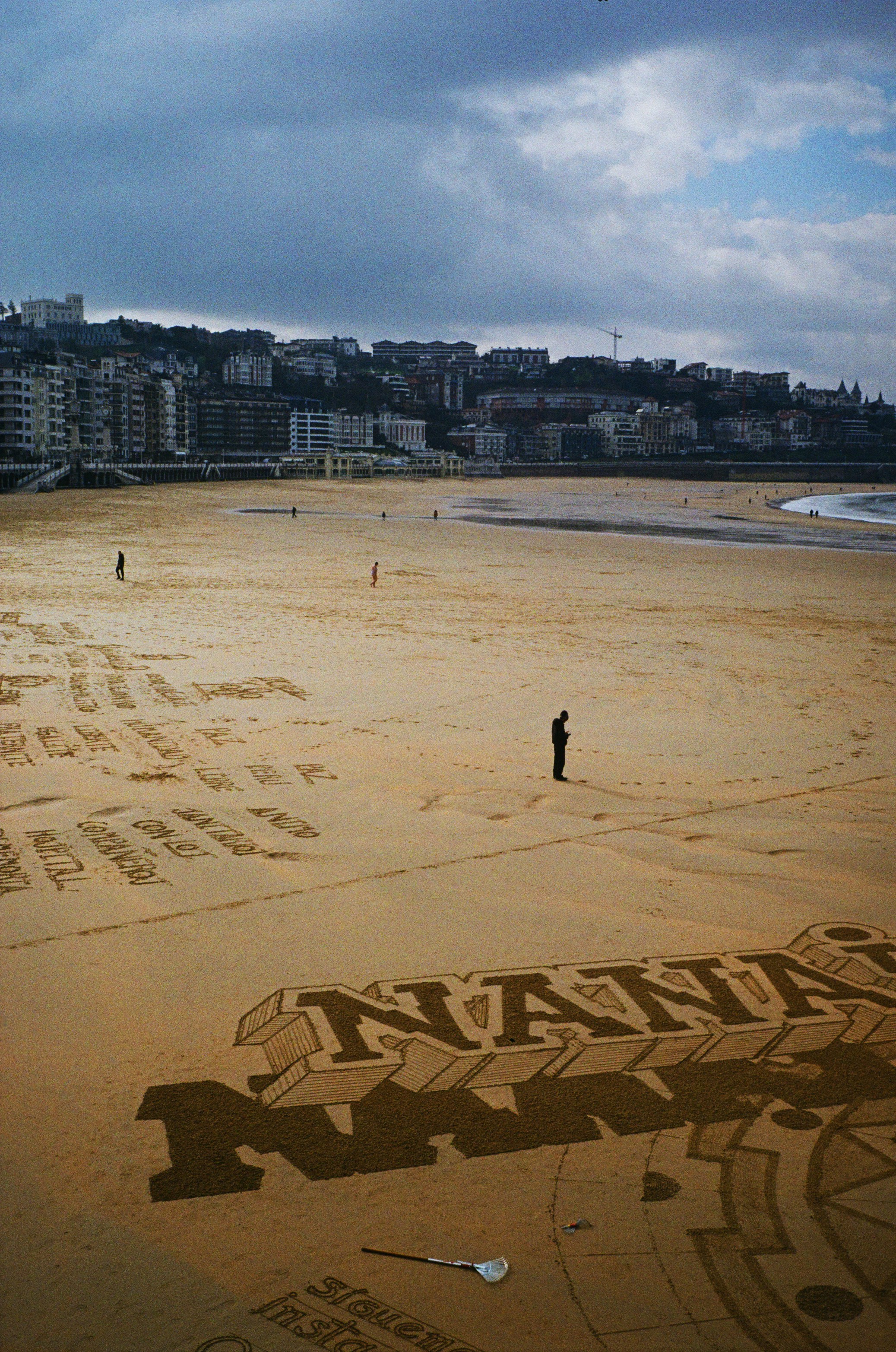 Un hombre parado en una playa junto al océano
