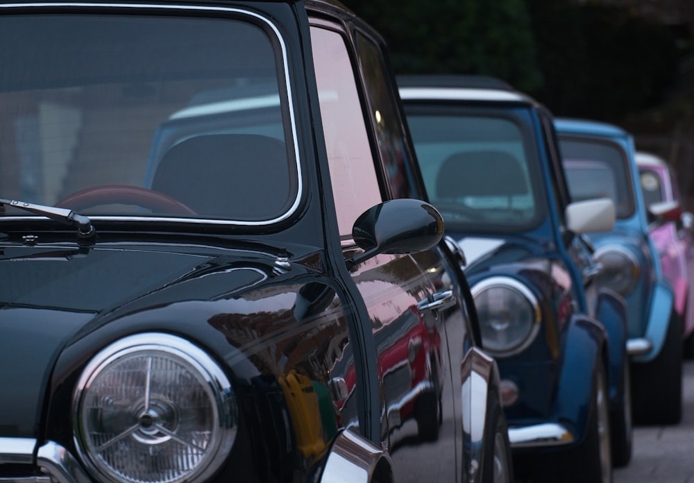 a row of cars parked next to each other