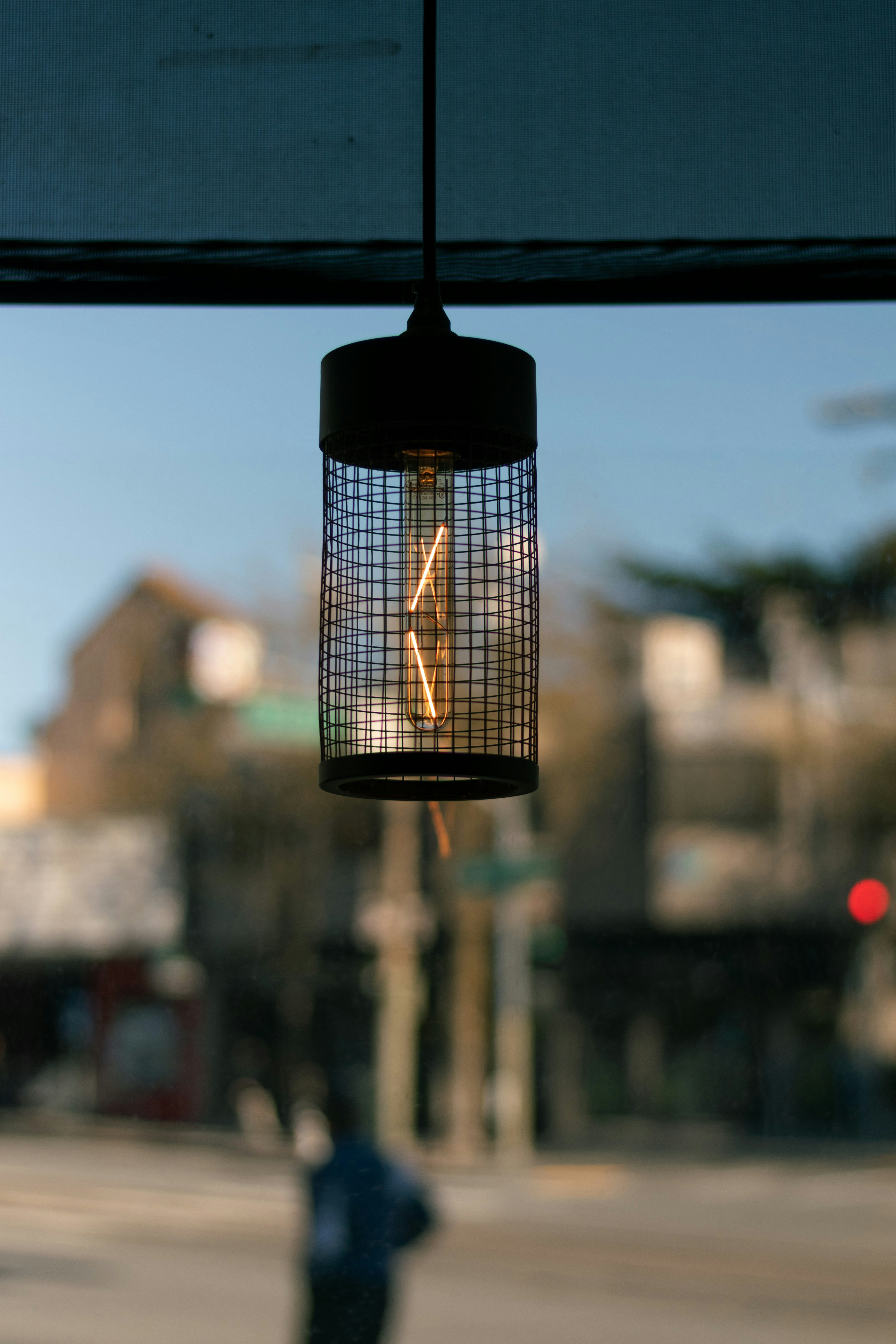 건물 옆에 매달려있는 새장