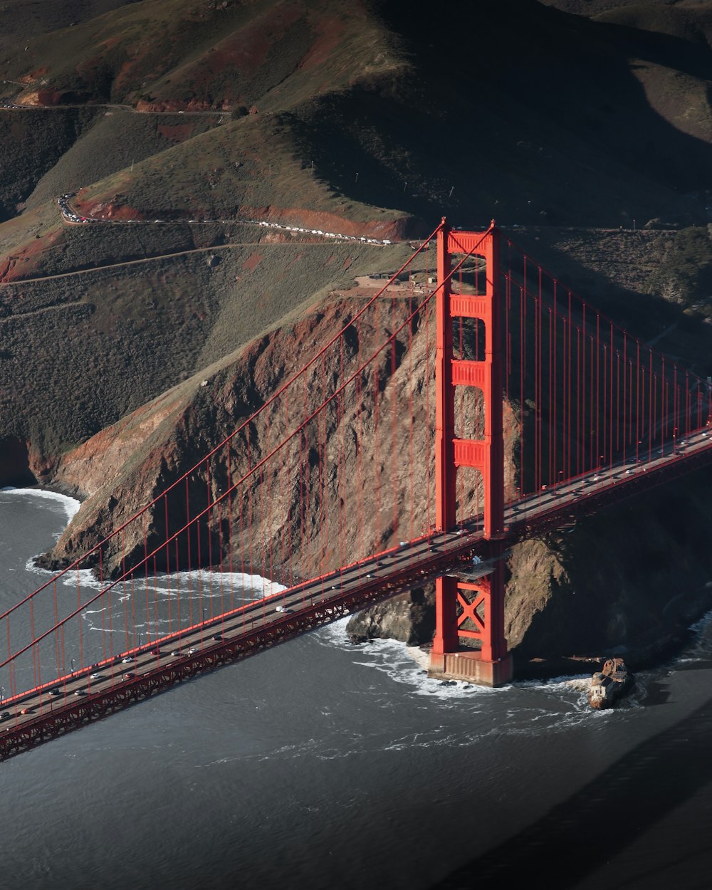 Il Golden Gate Bridge che si affaccia sull'oceano
