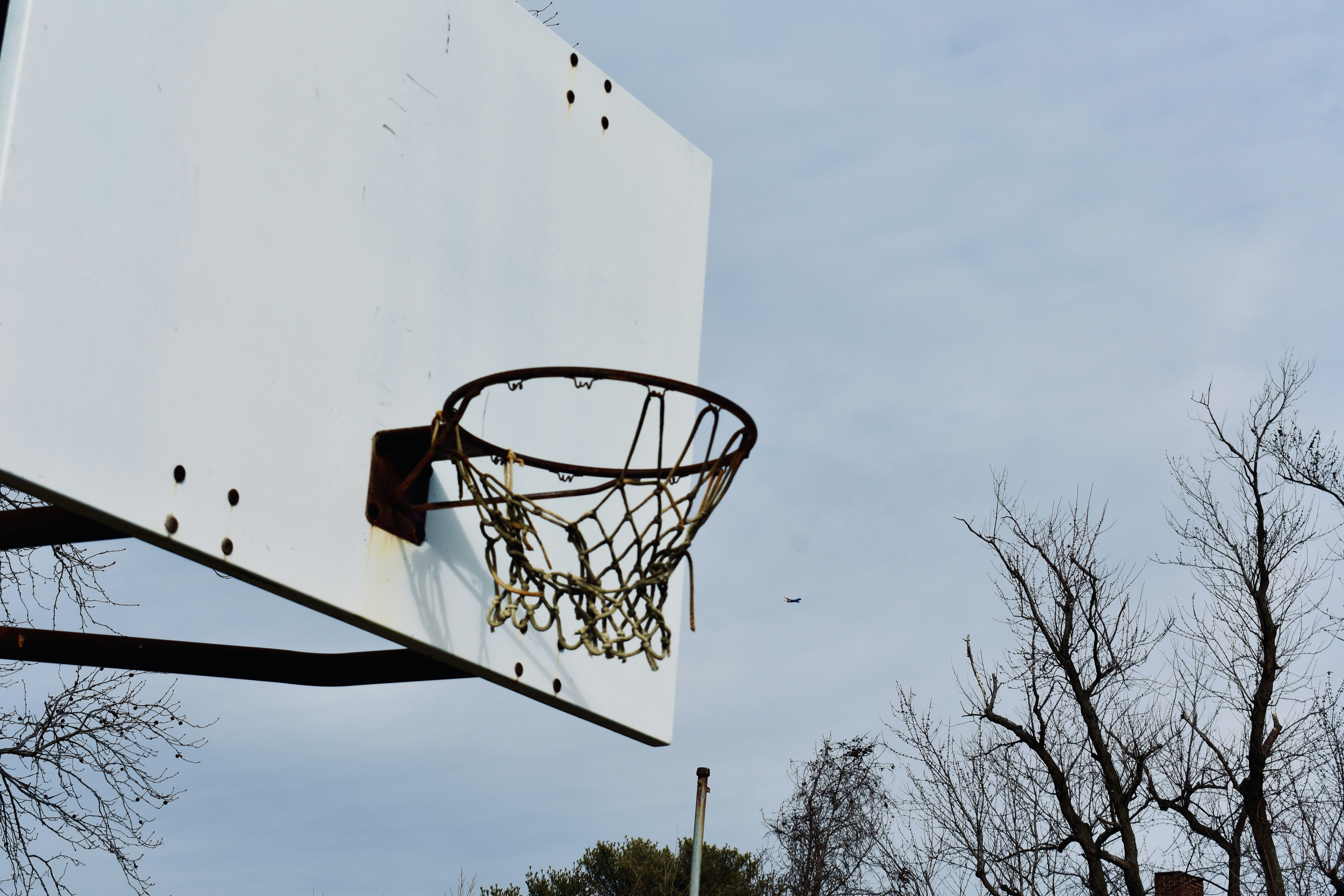 Lanzamiento de tiro libre visto desde la línea, con el aro al fondo