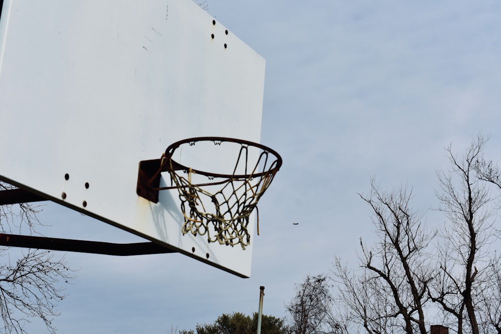 una pelota de baloncesto pasando por el aro de una cancha de baloncesto