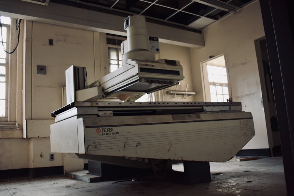 Une grosse machine est assise dans une pièce