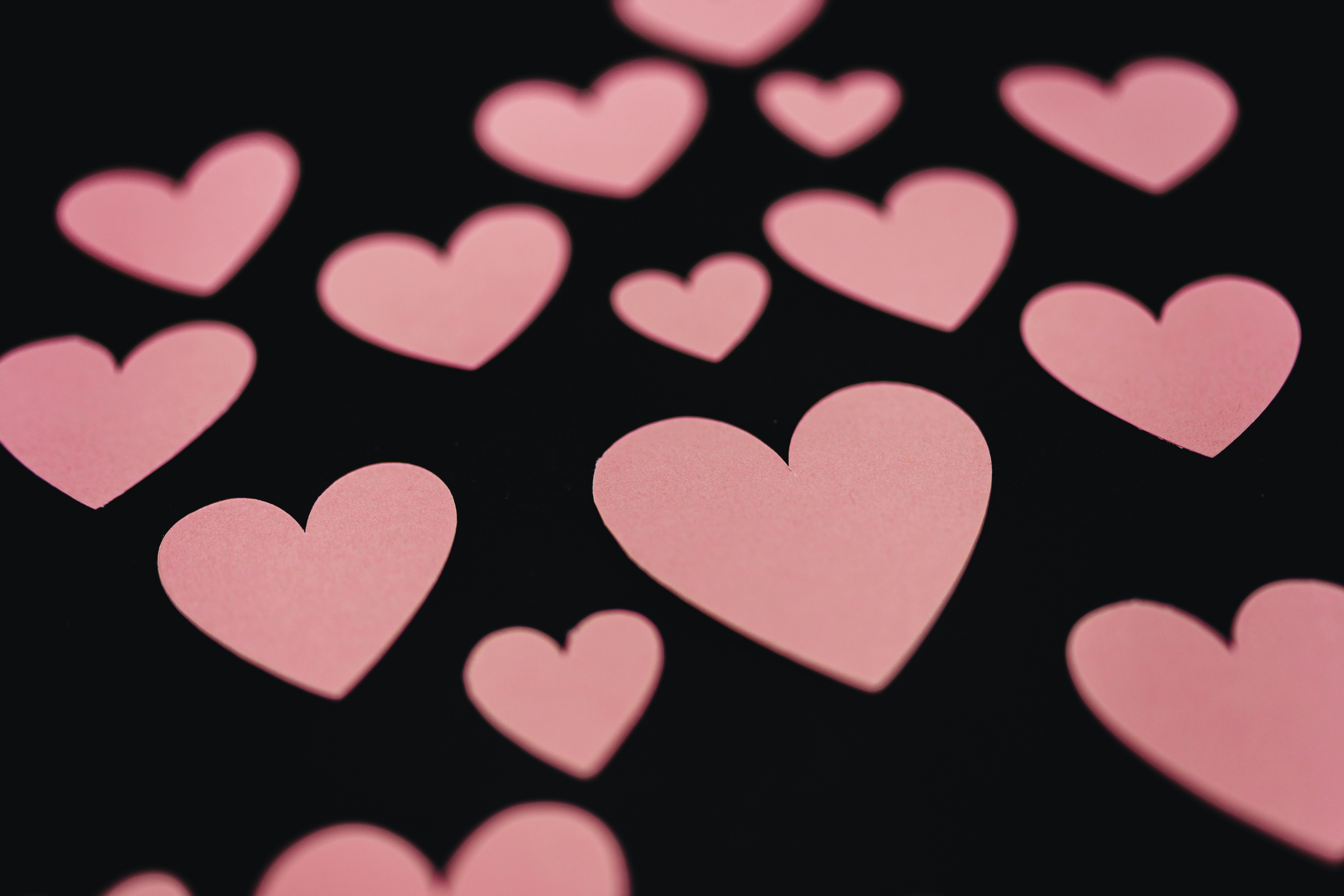 Um monte de corações cor-de-rosa em um fundo preto foto – Imagem grátis  sobre Amor na Unsplash, image size:3000x2000