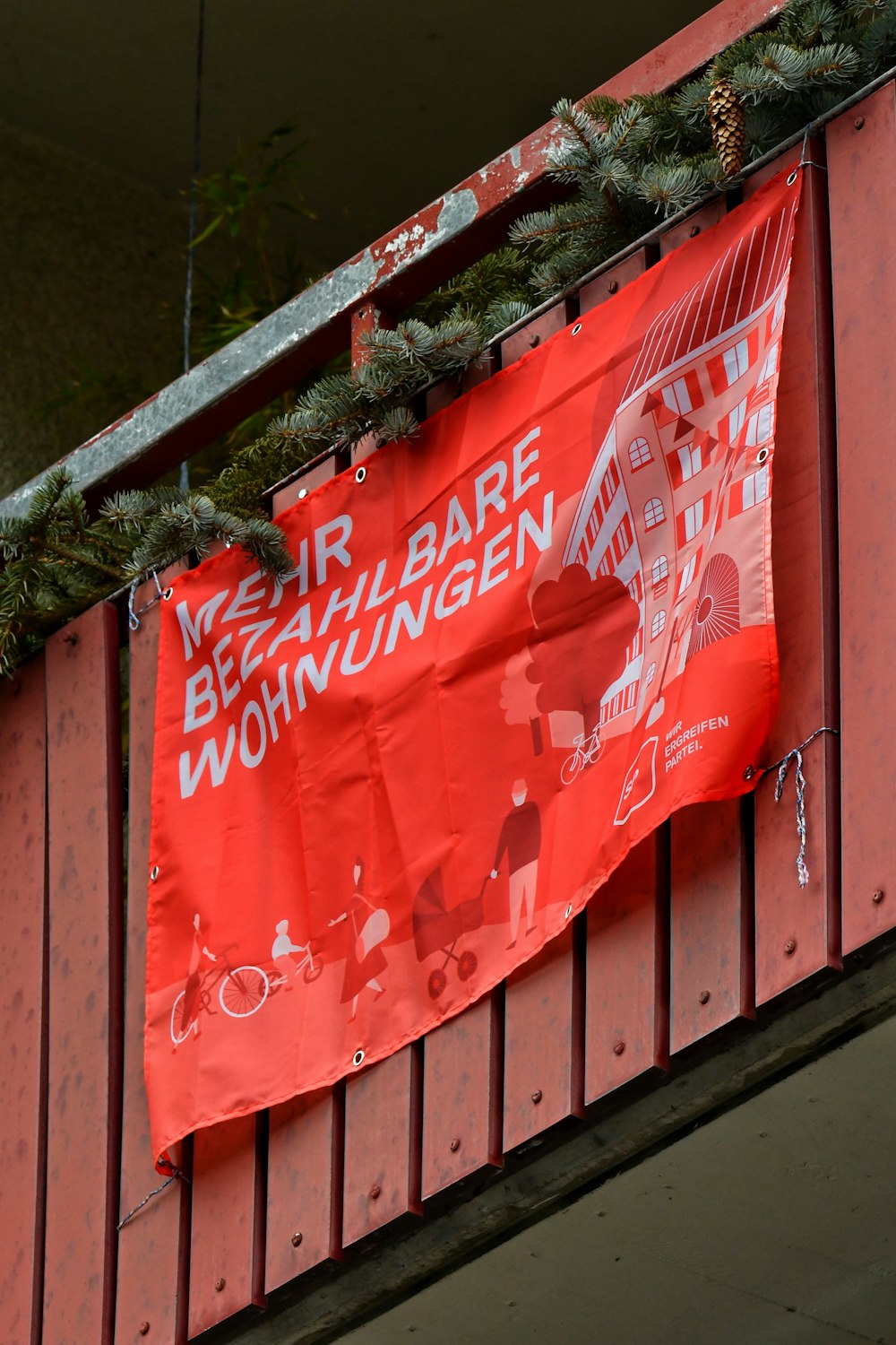 Une bannière rouge suspendue sur le côté d’un bâtiment