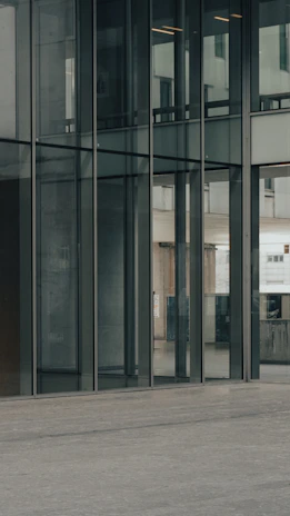 Elegant 90 m² commercial container space with glass facade and modern architectural details.