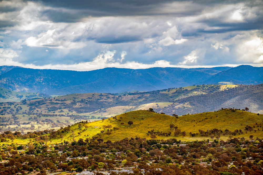 uma vista panorâmica de um vale com montanhas ao fundo