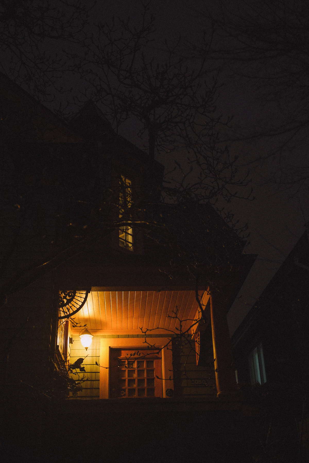 Rumah dengan lampu menyala pada malam hari