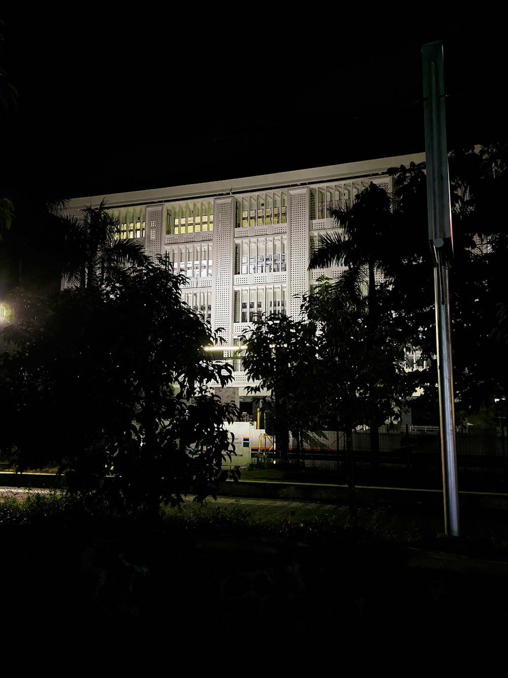 Un gran edificio blanco iluminado por la noche