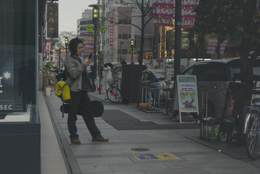 um homem andando por uma rua falando em um telefone celular