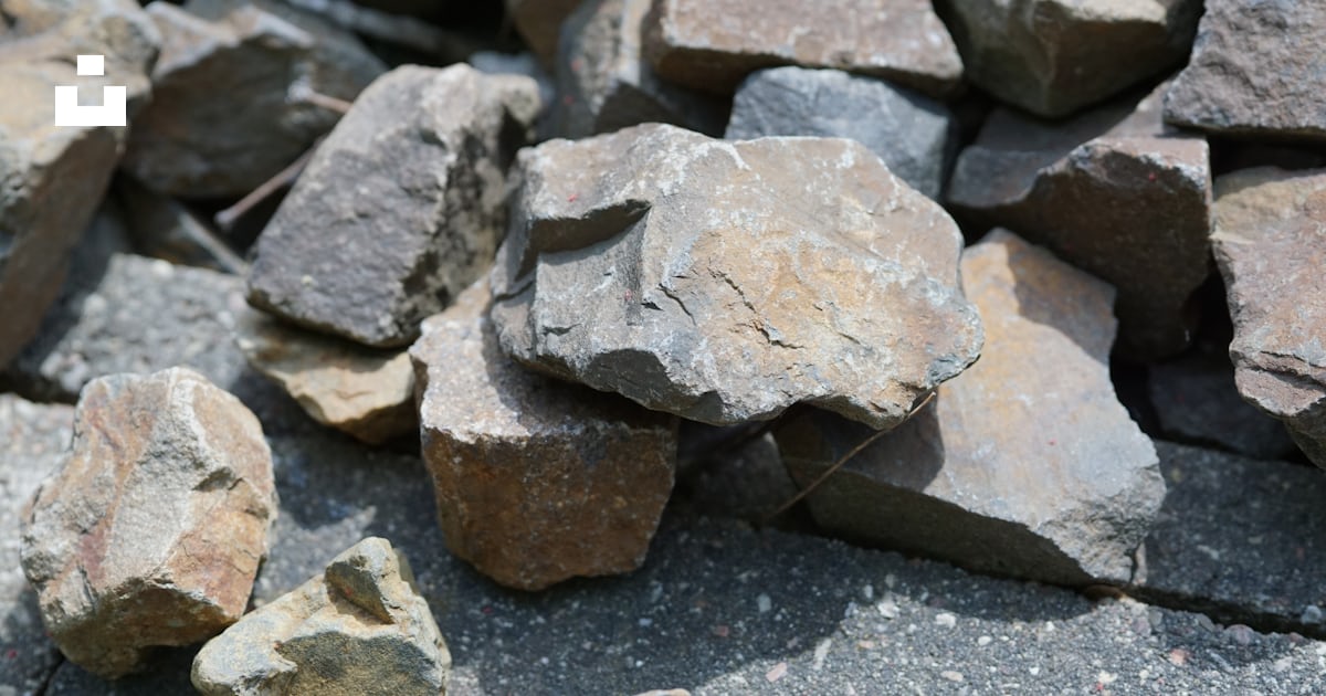 Un montón de rocas sentadas una al lado de la otra foto – Imagen de ...