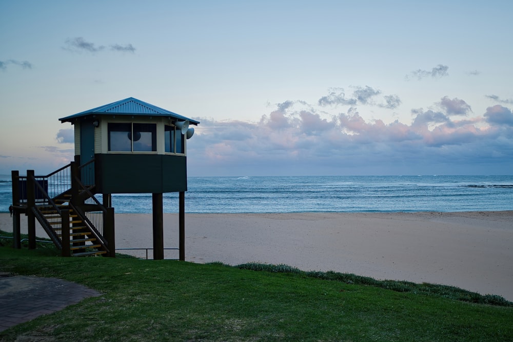 Ein Rettungsschwimmerturm auf einem Strand neben dem Meer