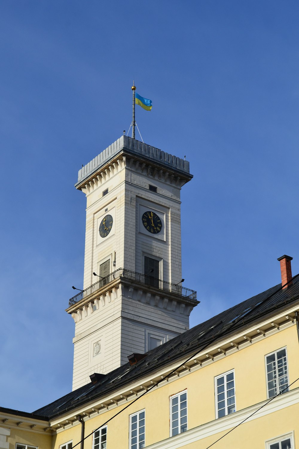 una torre del reloj en la parte superior de un edificio