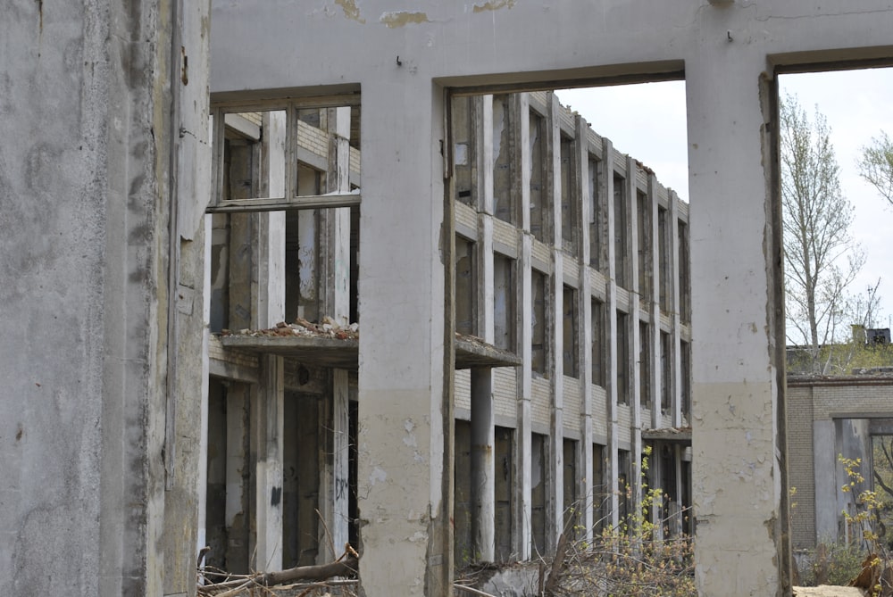 an old building with a bunch of windows