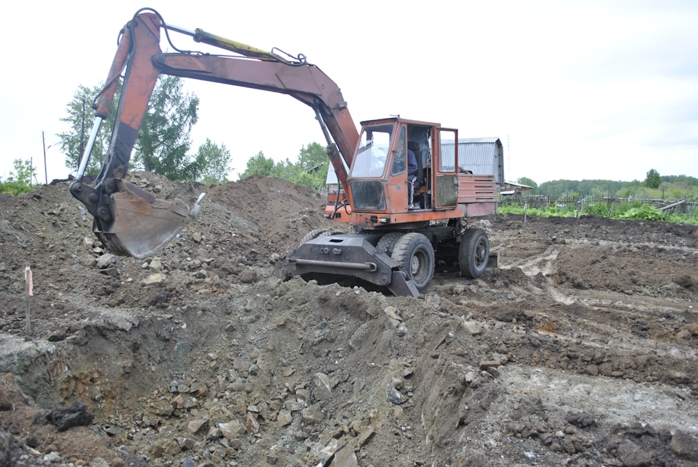 Una excavadora cavando a través de una gran pila de tierra