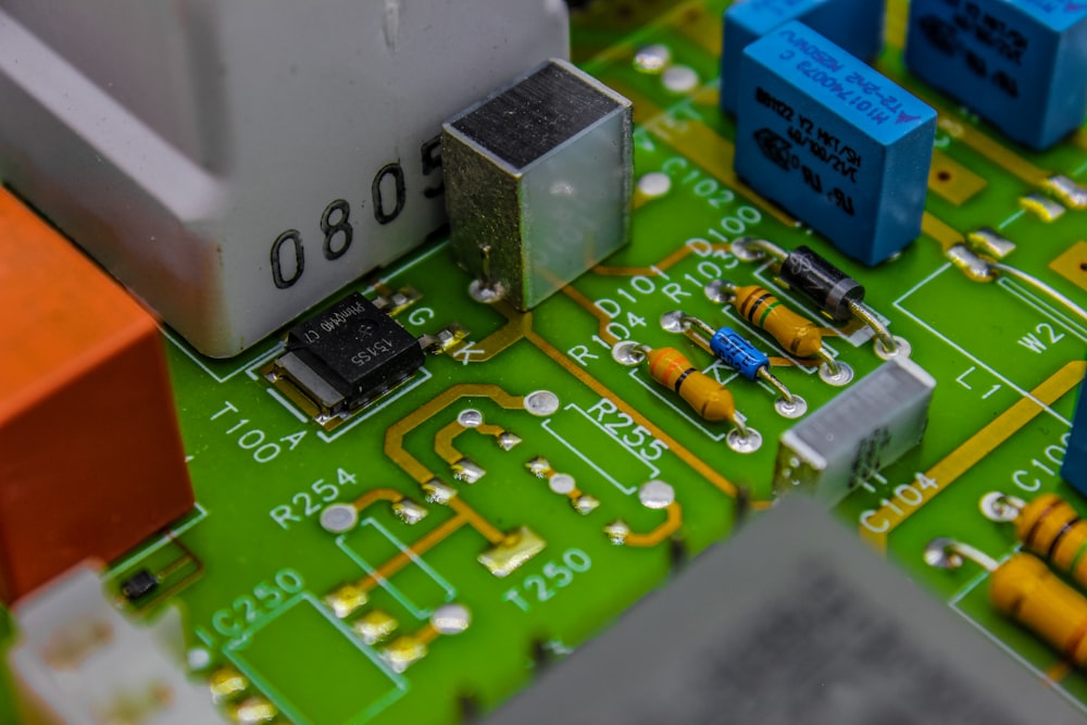 un primo piano di un circuito stampato con componenti elettronici
