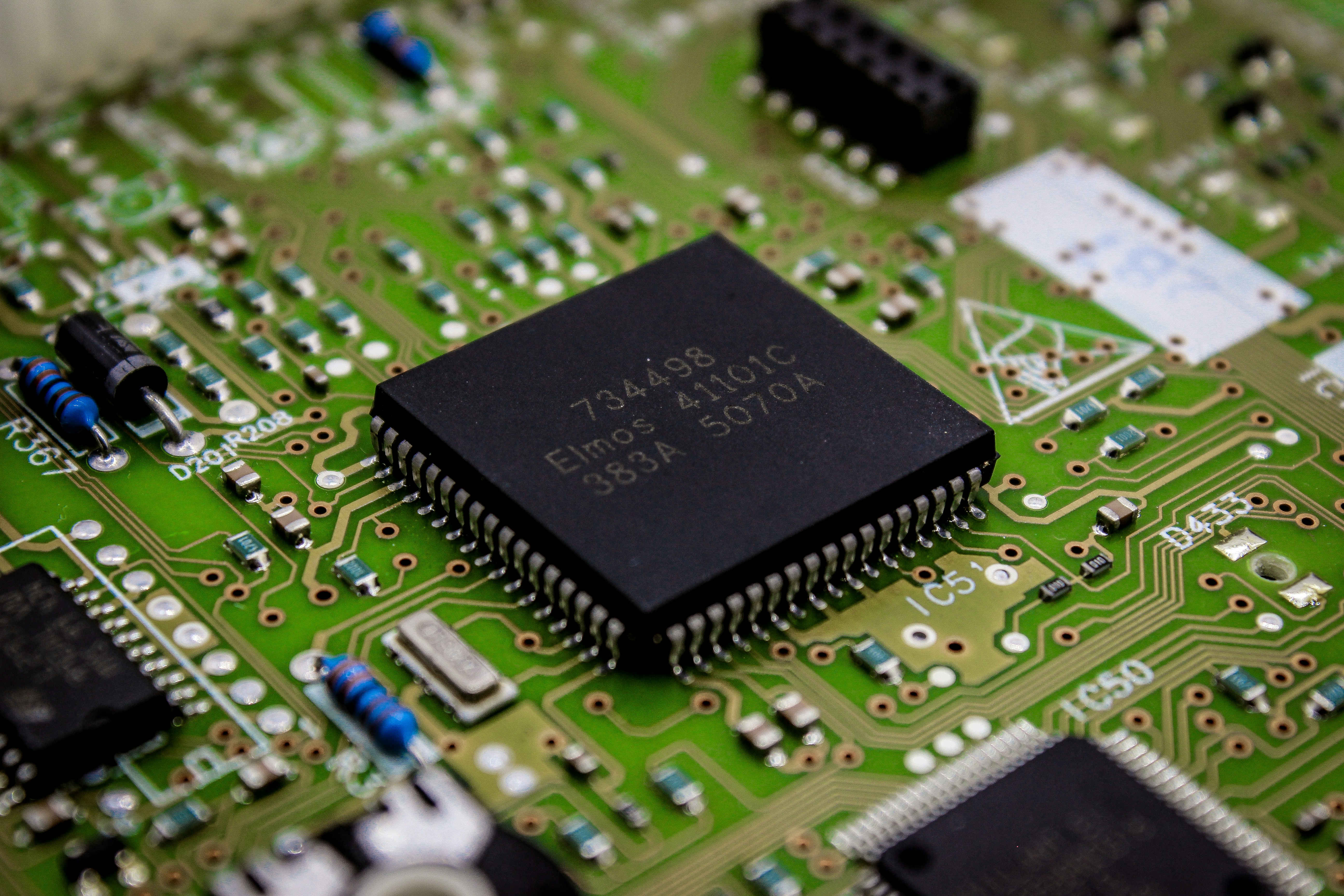 Chips, Firmware, and Flavor: What's Actually Running Inside Your Vape Device