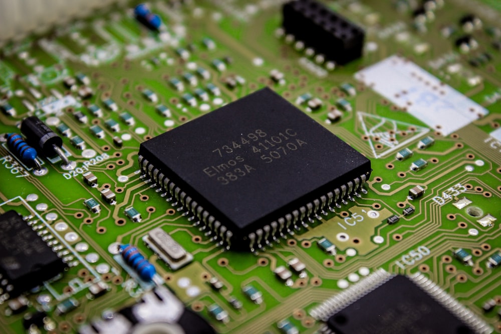 Un primer plano de un chip de computadora en una placa de circuito impreso