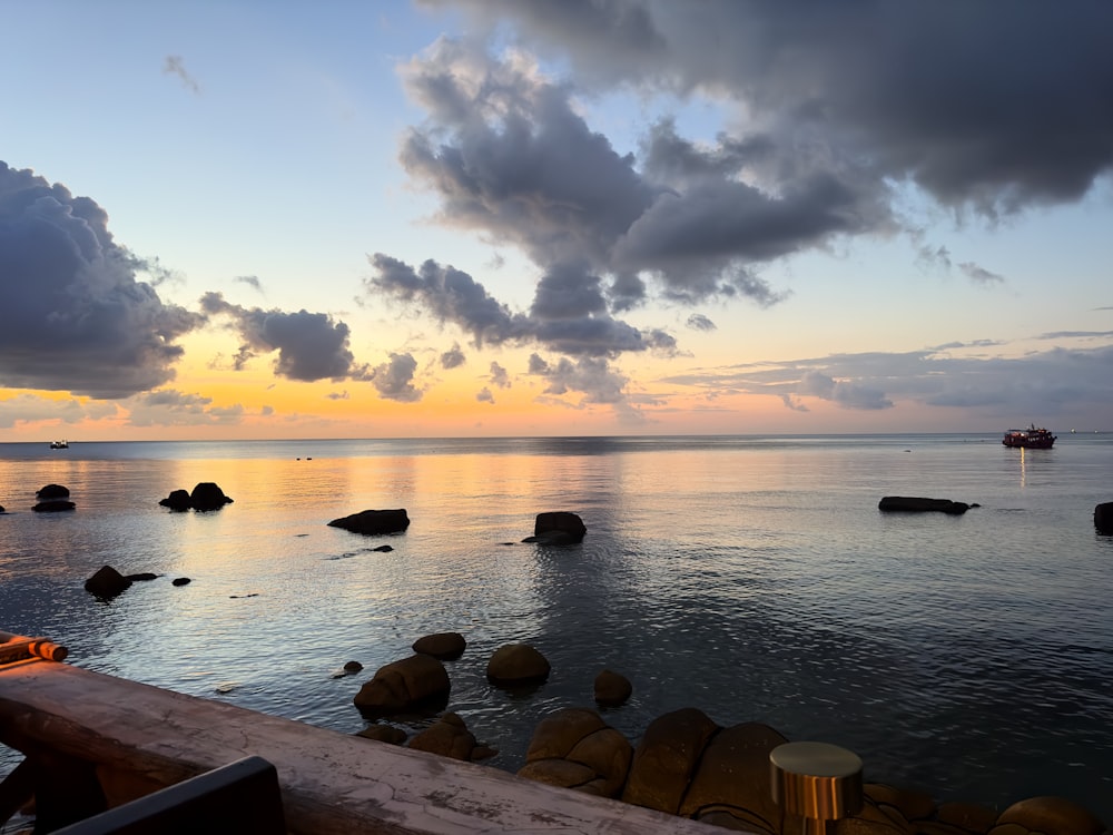 una vista di uno specchio d'acqua al tramonto