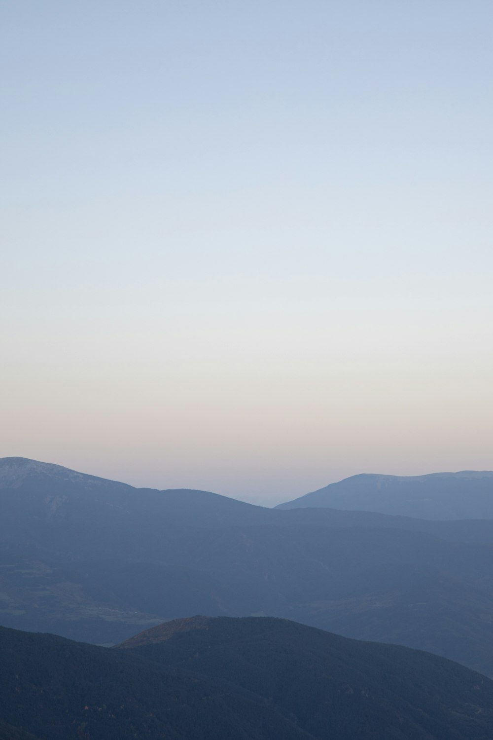 Un avion survolant une chaîne de montagnes au crépuscule