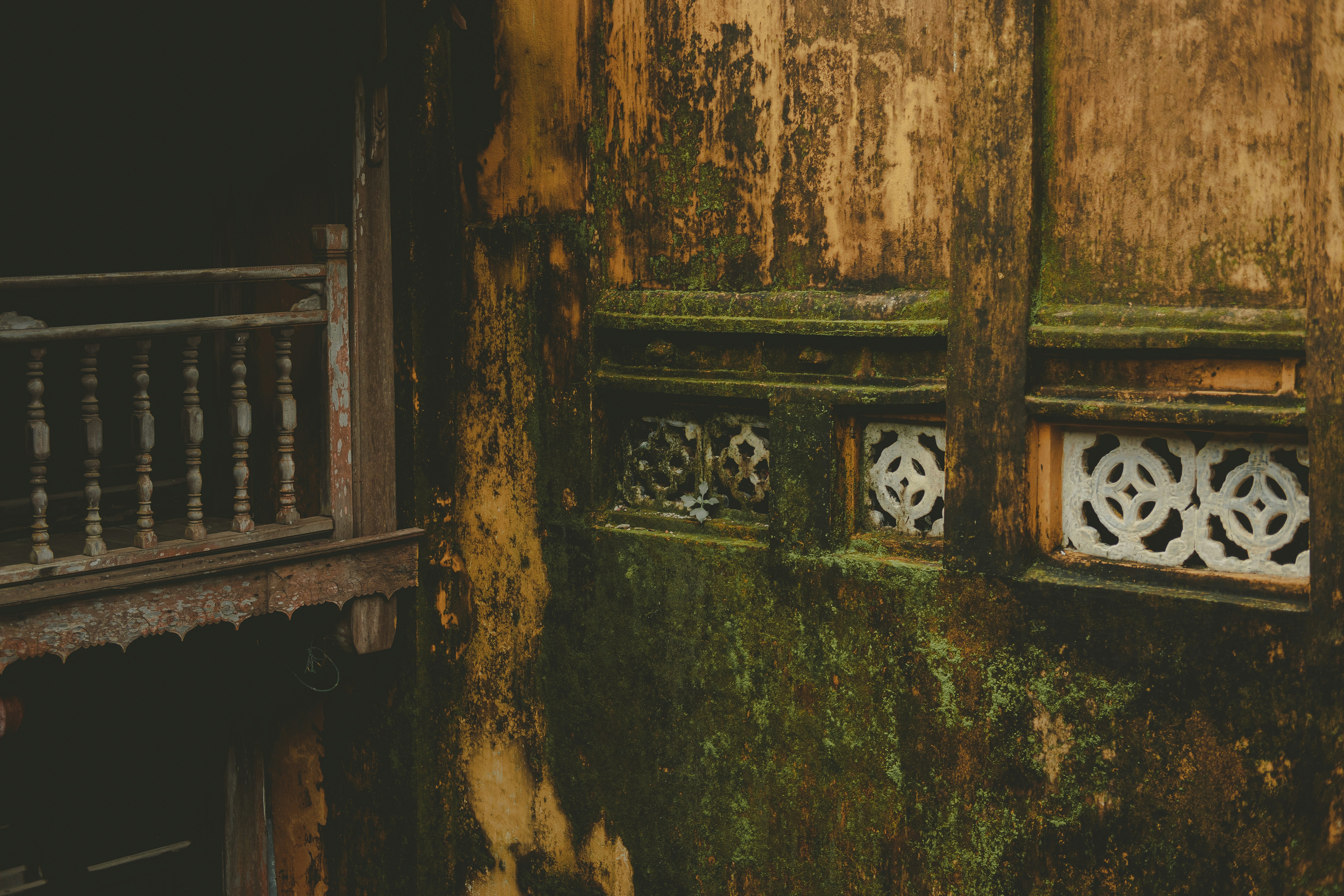 ein Altbau mit abblätternder Farbe und einem Fenster