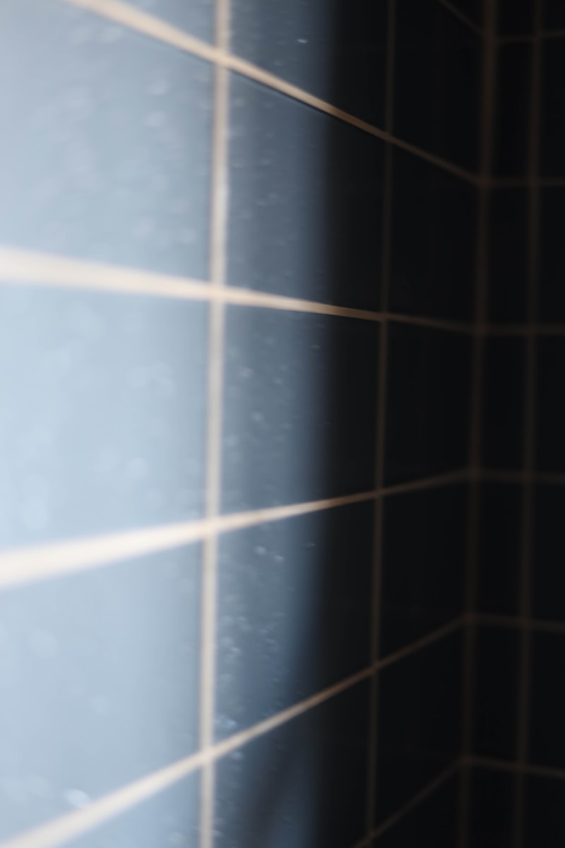 Detail stěny koupelny s dlaždicemi