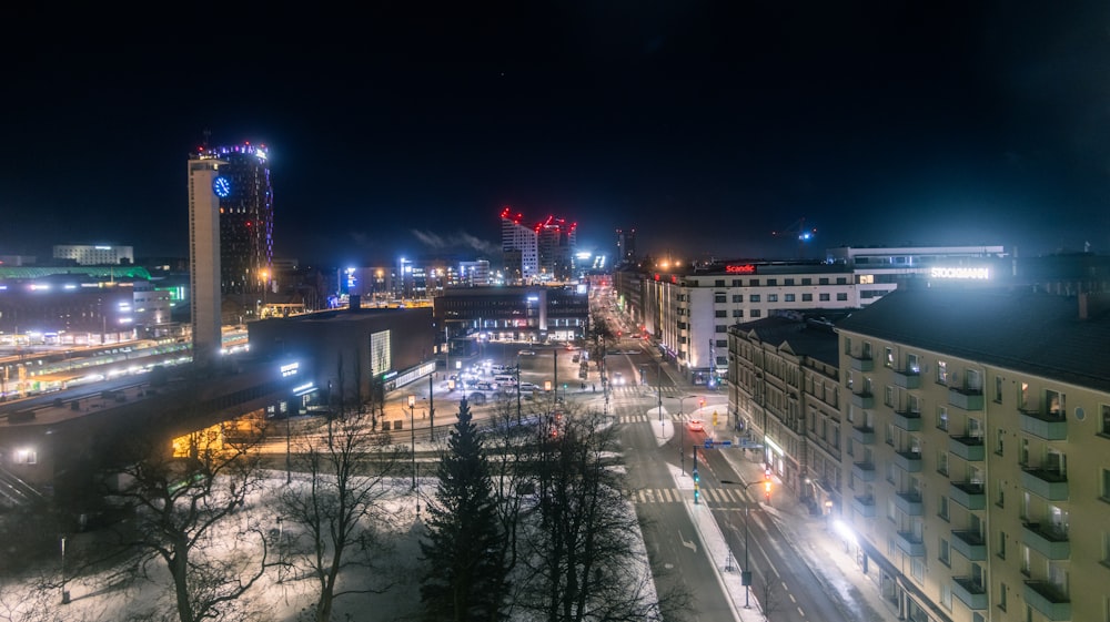 Eine Stadt bei Nacht mit viel Verkehr