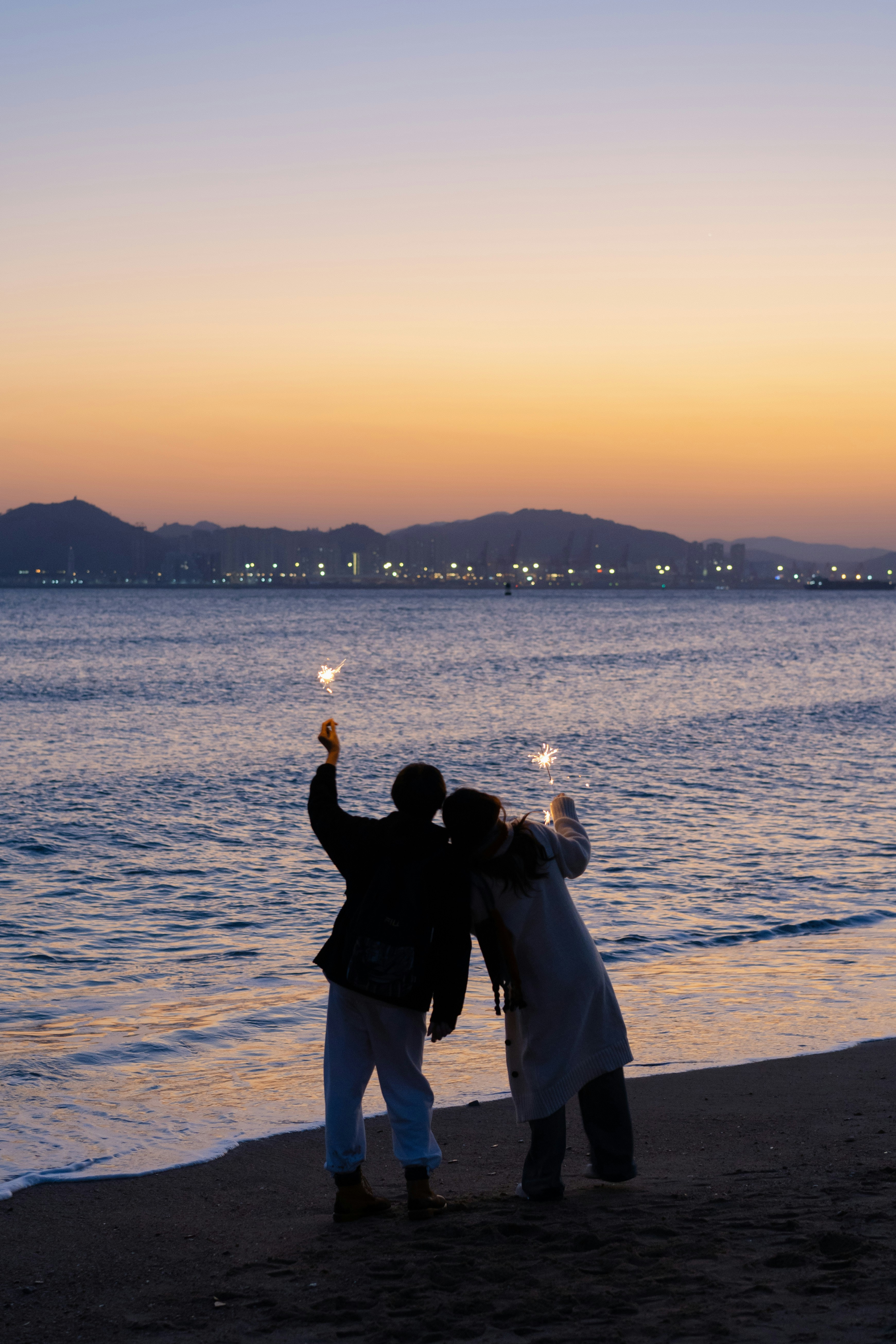 beach sunset couple, ilustrasi artikel Secretly Blissful: Your Ultimate Guide to Planning a Surprise Honeymoon 5