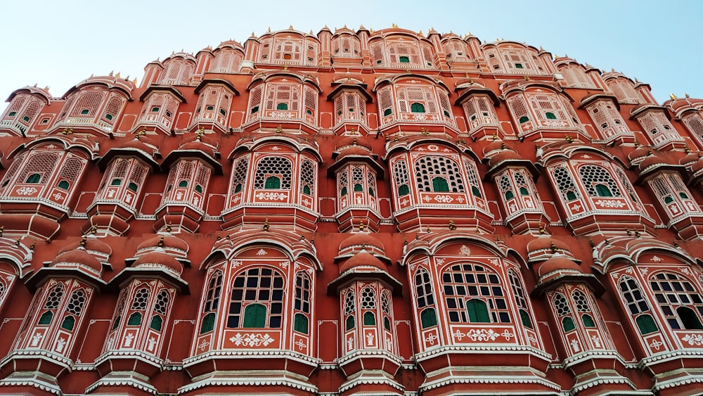 Un alto edificio rojo con muchas ventanas y balcones