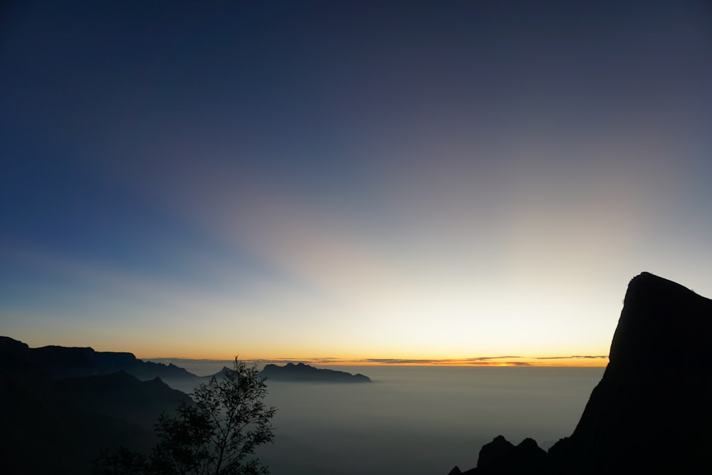 Die Sonne geht über einer Bergkette unter