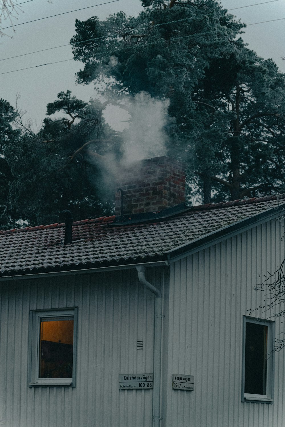 Rauch kommt aus einem Schornstein auf einem Haus