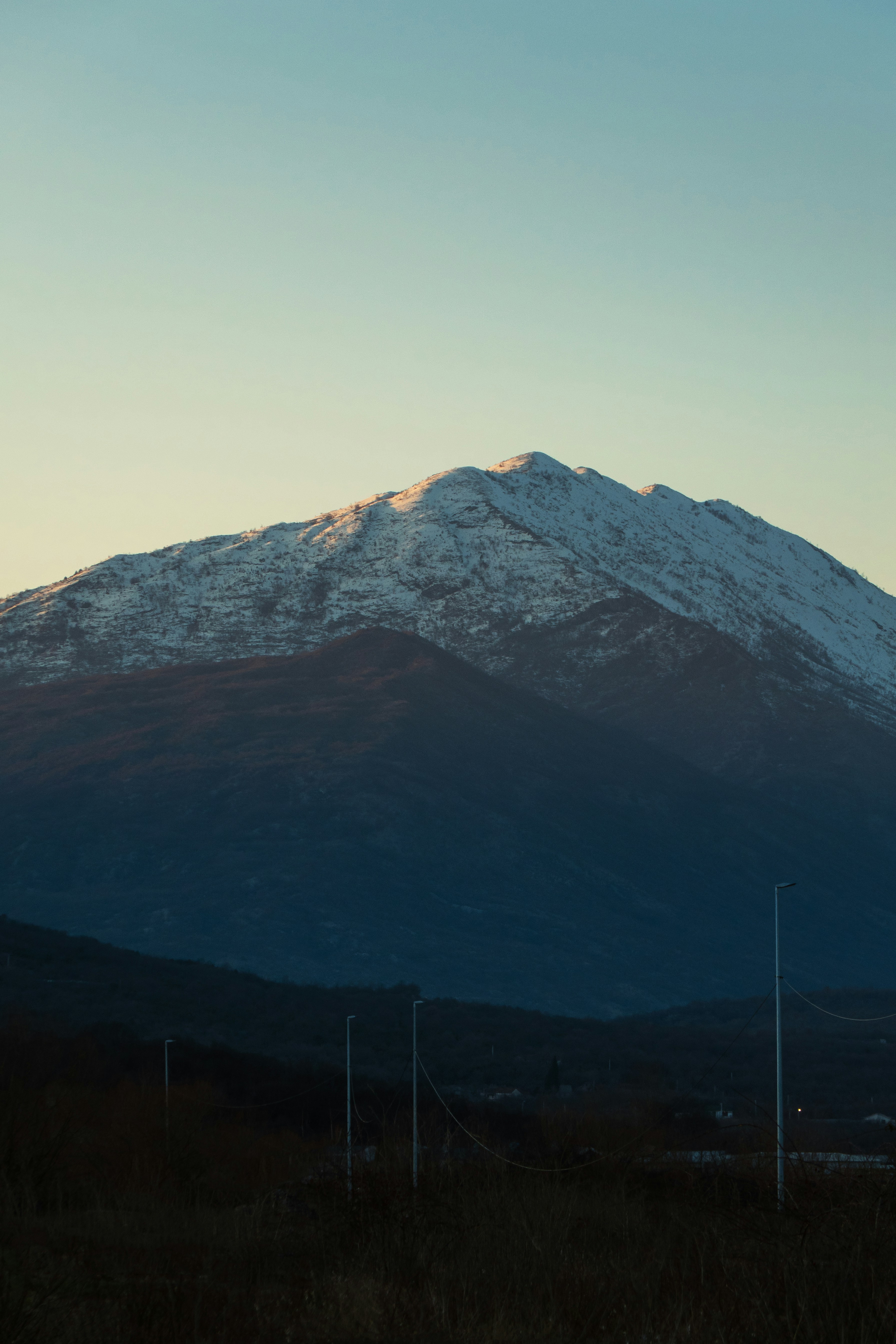 Una montaña cubierta de nieve en la distancia