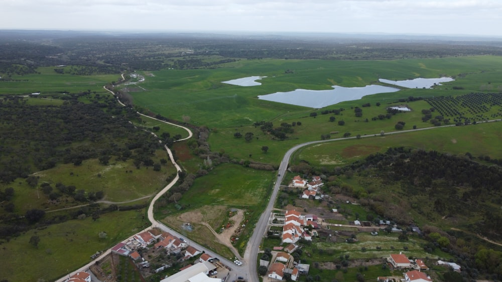 Una vista aérea de un pequeño pueblo y un lago